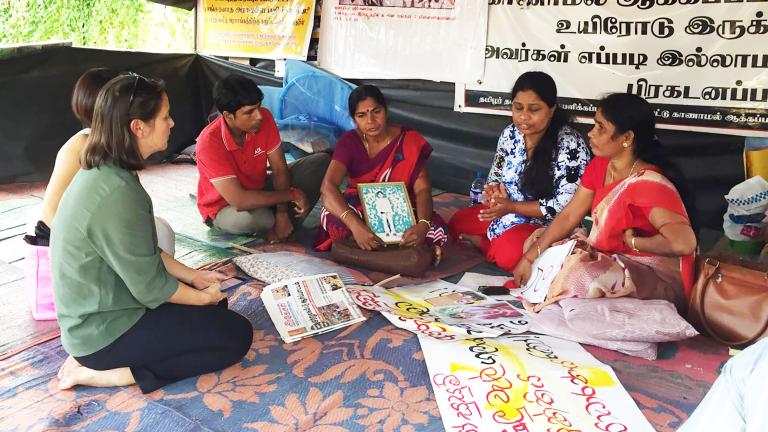Dans la ville sri-lankaise de Vavuniya en 2017, Elaine Pearson rencontre des mères tamoules qui protestent contre la disparition forcée de leurs enfants pendant la guerre civile au Sri Lanka. Visibilité masquée.