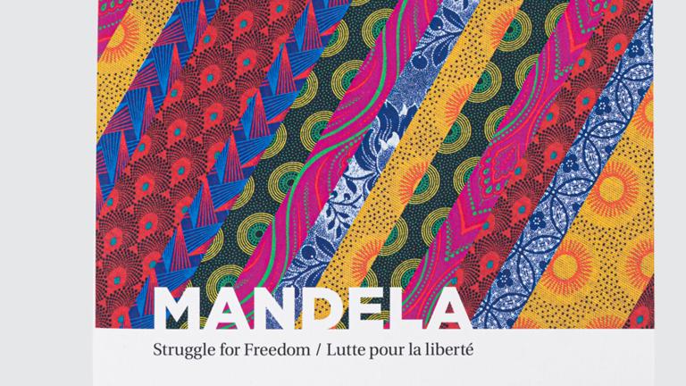 Des couches colorées de différents motifs avec le titre du livre "Mandela, Lutte pour la liberté". Visibilité masquée.