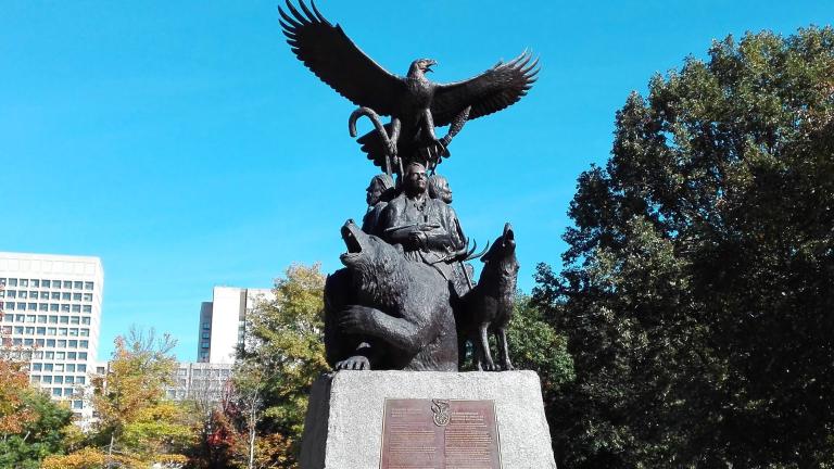 Le Monument national érigé en l’honneur des anciens combattants autochtones, une statue extérieure représentant trois anciens combattants autochtones, un ours, un loup et un aigle qui prend son envol. Visibilité masquée.