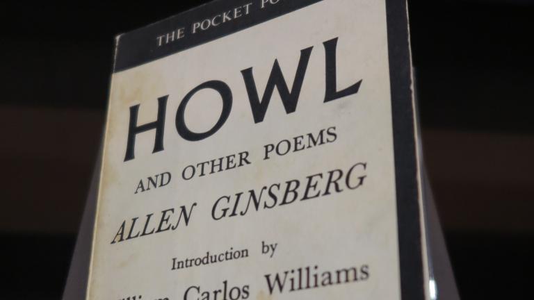 Un livre dans une exposition. Sur la couverture, on peut lire : The Pocket Poets Series. Howl and Other Poems. Allen Ginsberg. Introduction by William Carlos Williams. Number Four. Visibilité masquée.