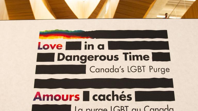 Texte d’une exposition sur la purge LGBT au Canada, intitulée « Love in a Dangerous Time » et « Amours cachés », avec des sections traitant de la discrimination et du contexte historique, illustrées par les couleurs de l’arc-en-ciel.