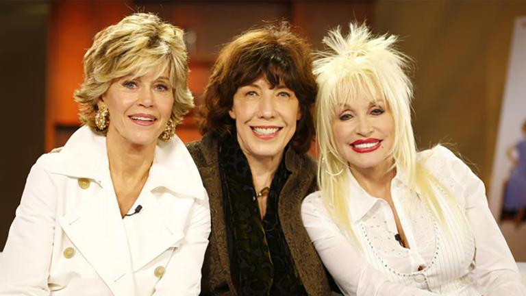 Jane Fonda, Lily Tomlin et Dolly Parton assises ensemble sur un divan. Visibilité masquée.