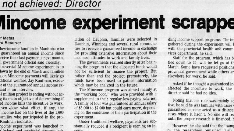 Un article de journal de 1979, titrant en anglais « L’expérience Mincome abandonnée » et « Objectif non atteint, selon le directeur ».