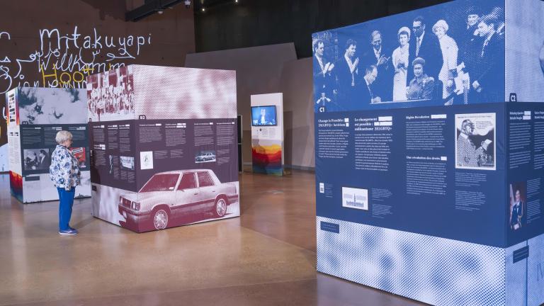 Trois grands cubes, plus hauts qu’une personne, sont recouverts d’images et de texte. Ces cubes constituent l’expo-kiosque Amours cachés.