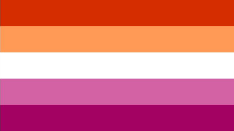 Un drapeau composé de bandes horizontales, de haut en bas : rouge-orange, corail, blanc, lilas et magenta.