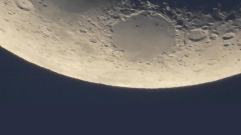 Un plan rapproché d’une partie de la surface de la lune. Visibilité masquée.