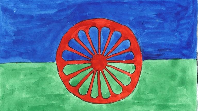 Une peinture du drapeau rom, bleu en haut, vert en bas, avec au centre un chakra rouge qui ressemble à une roue de wagon. Visibilité masquée.
