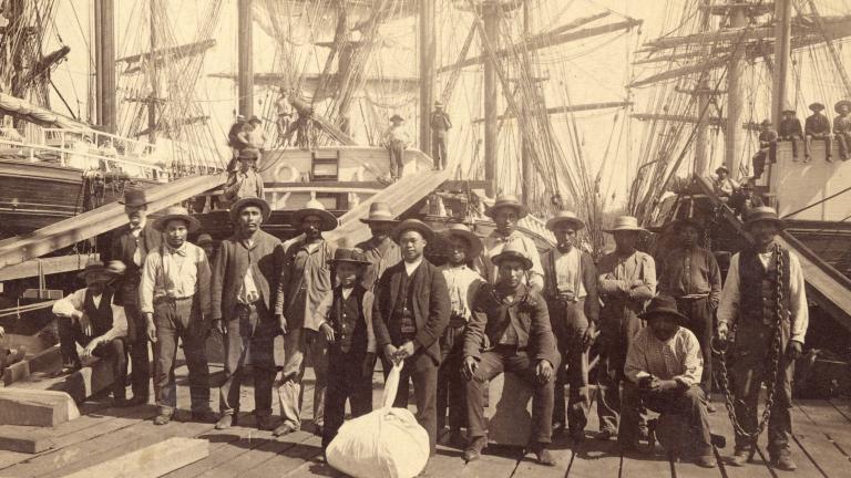 Un groupe d’hommes debout sur un quai de chargement et posant pour la photo.