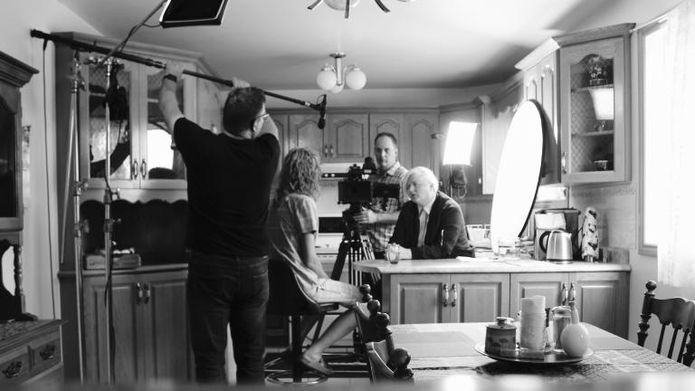 Tournage d'une scène du film Fruit Machine, 2 personnes conversant au comptoir d'une cuisine. Visibilité masquée.