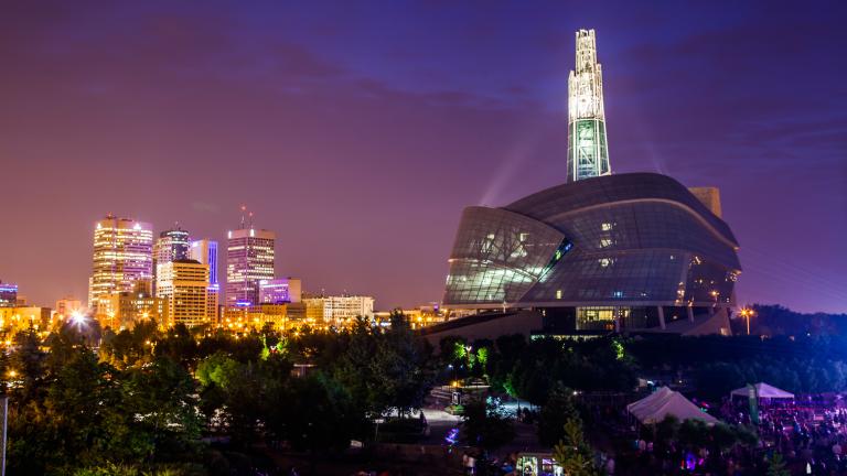 Vue du centre-ville de Winnipeg et du Musée canadien des droits de l'homme à la nuit tombée. Visibilité masquée.