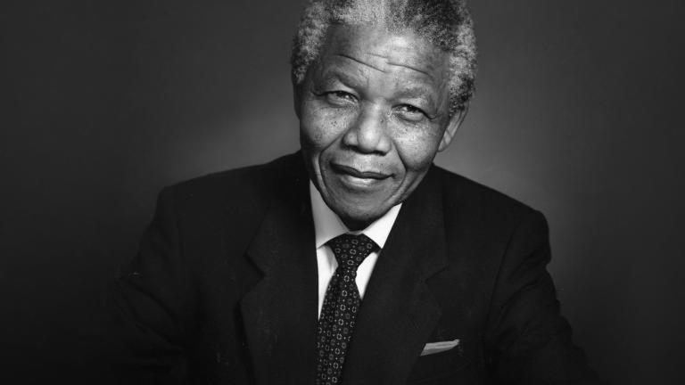 Portrait en noir et blanc de Nelson Mandela Visibilité masquée.
