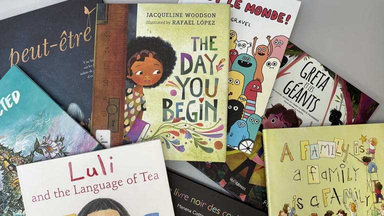 Des livres d’enfants sont répartis sur une table. Visibilité masquée.