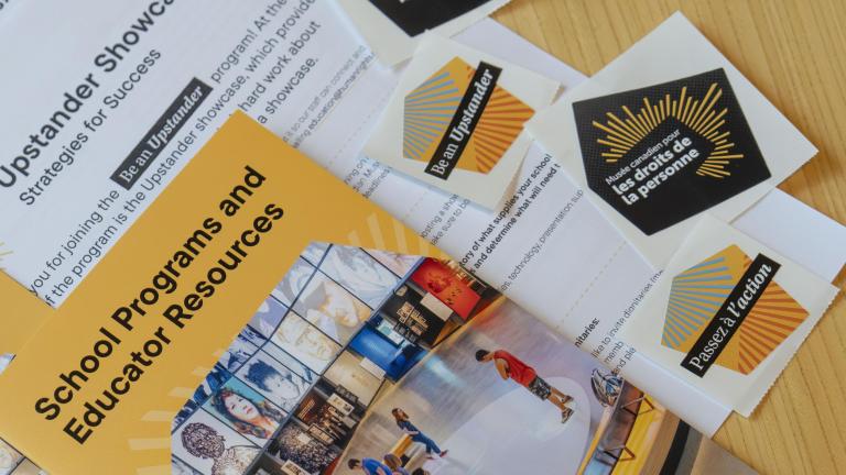 Des feuilles de papier, des livrets et des autocollants posés sur une table Visibilité masquée.