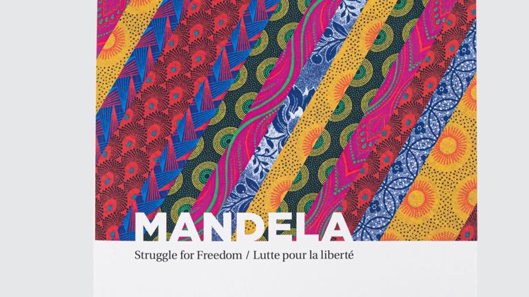 Des couches colorées de différents motifs avec le titre du livre "Mandela, Lutte pour la liberté".