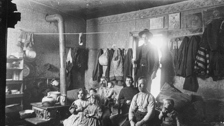 Une grande famille assise dans un espace exigu.