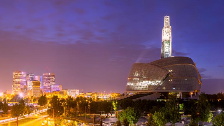 Une vue panoramique du Musée et de la ligne d’horizon de Winnipeg au crépuscule.