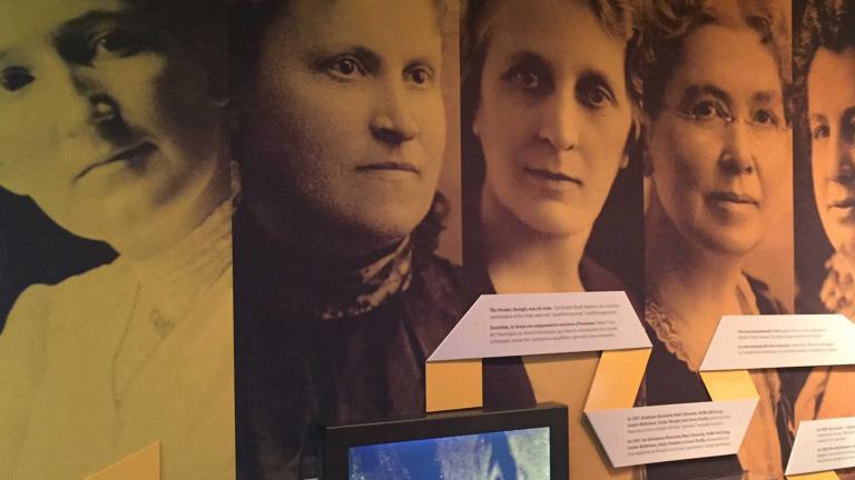 Grandes photographies de cinq femmes sur le mur d'une exposition du Musée. Il s'agit des « Célèbres Cinq » - Nellie McLung, Emily Murphy, Irene Parlby, Louise McKinney et Henrietta Edwards. Visibilité masquée.