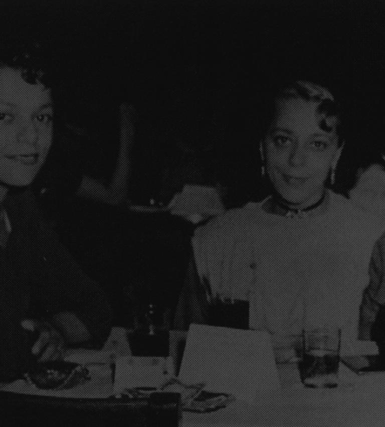 Une photo en noir et blanc de Viola Desmond (au centre) lors d’une sortie, en compagnie de sa sœur et de son beau-frère (1955). Visibilité masquée.