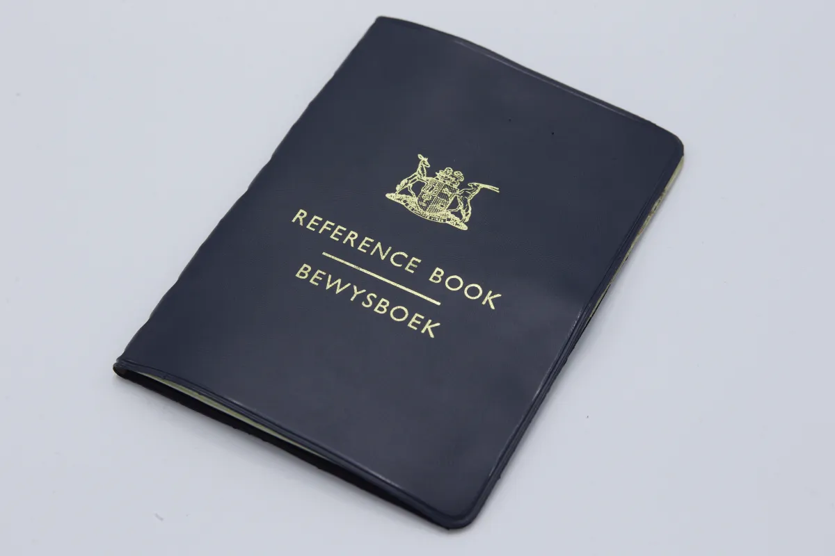 Couverture d’un livret ressemblant à un passeport.