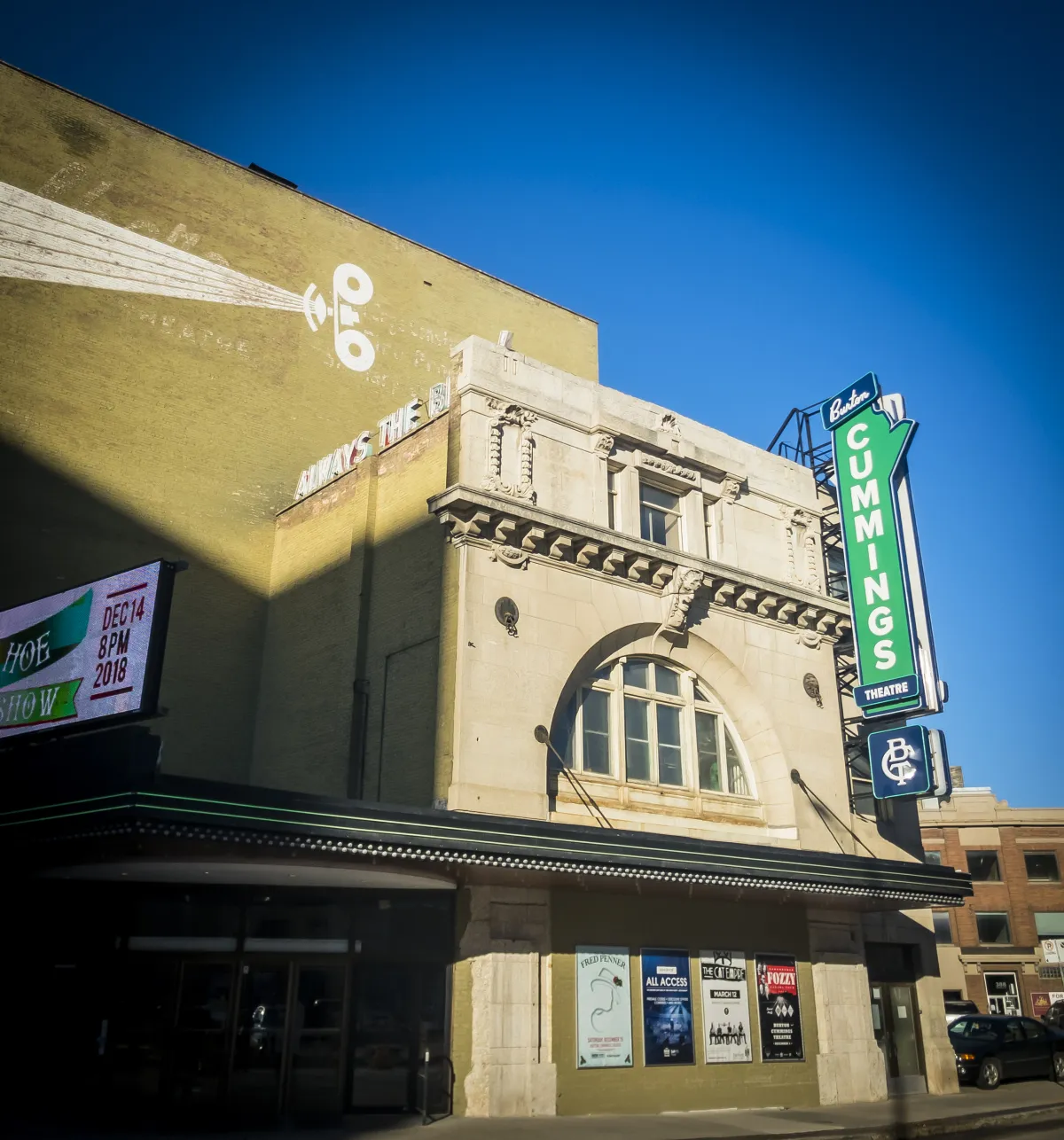 Une photo d’un vieux théâtre. Sur la façade de l’immeuble, il y a une enseigne qui dit « Burton Cummings Theatre ».