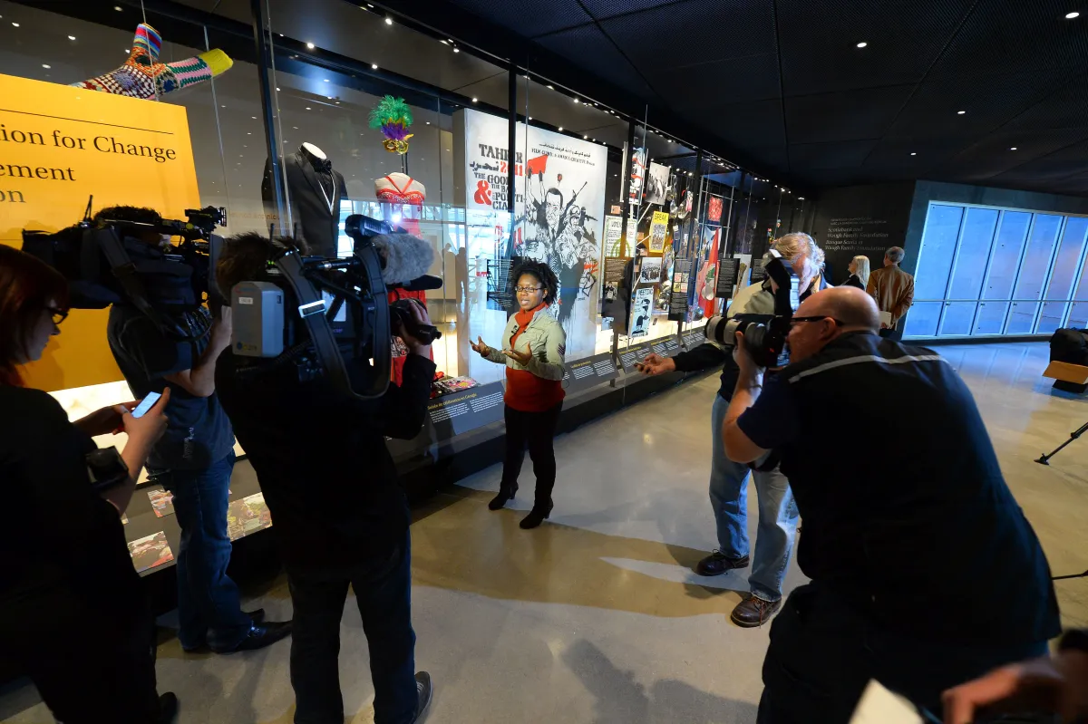 Maréshia Rucker, coorganisatrice du bal intégré, s’adresse aux journalistes devant l’exposition contenant la robe qu’elle portait au bal intégré de 2013.