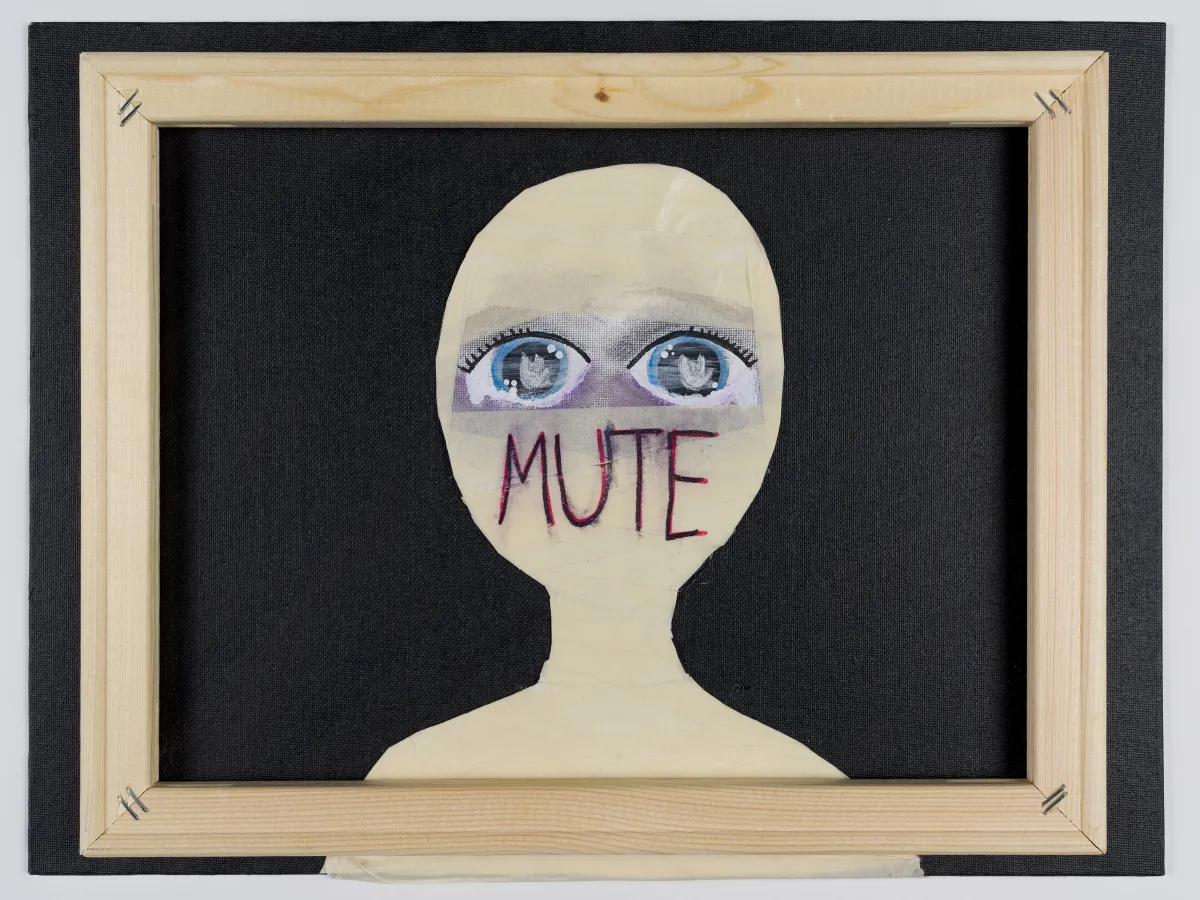 La forme découpée de la tête d’une jeune fille est enveloppée dans du ruban adhésif qui couvre sa bouche et son nez, et seuls de grands yeux tristes sont révélés. À l’intérieur de chaque pupille se trouve le signe ASL de l’amour.