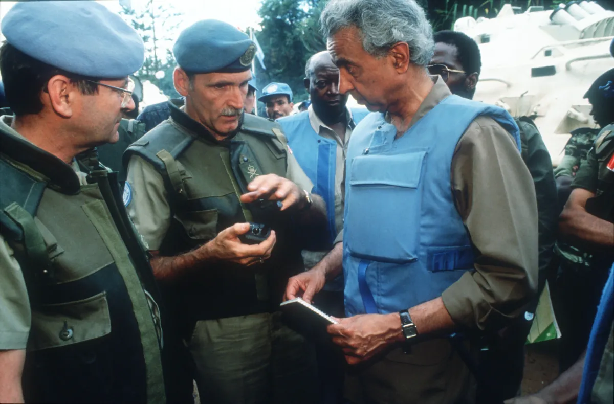 Un groupe d’hommes en uniforme militaire.