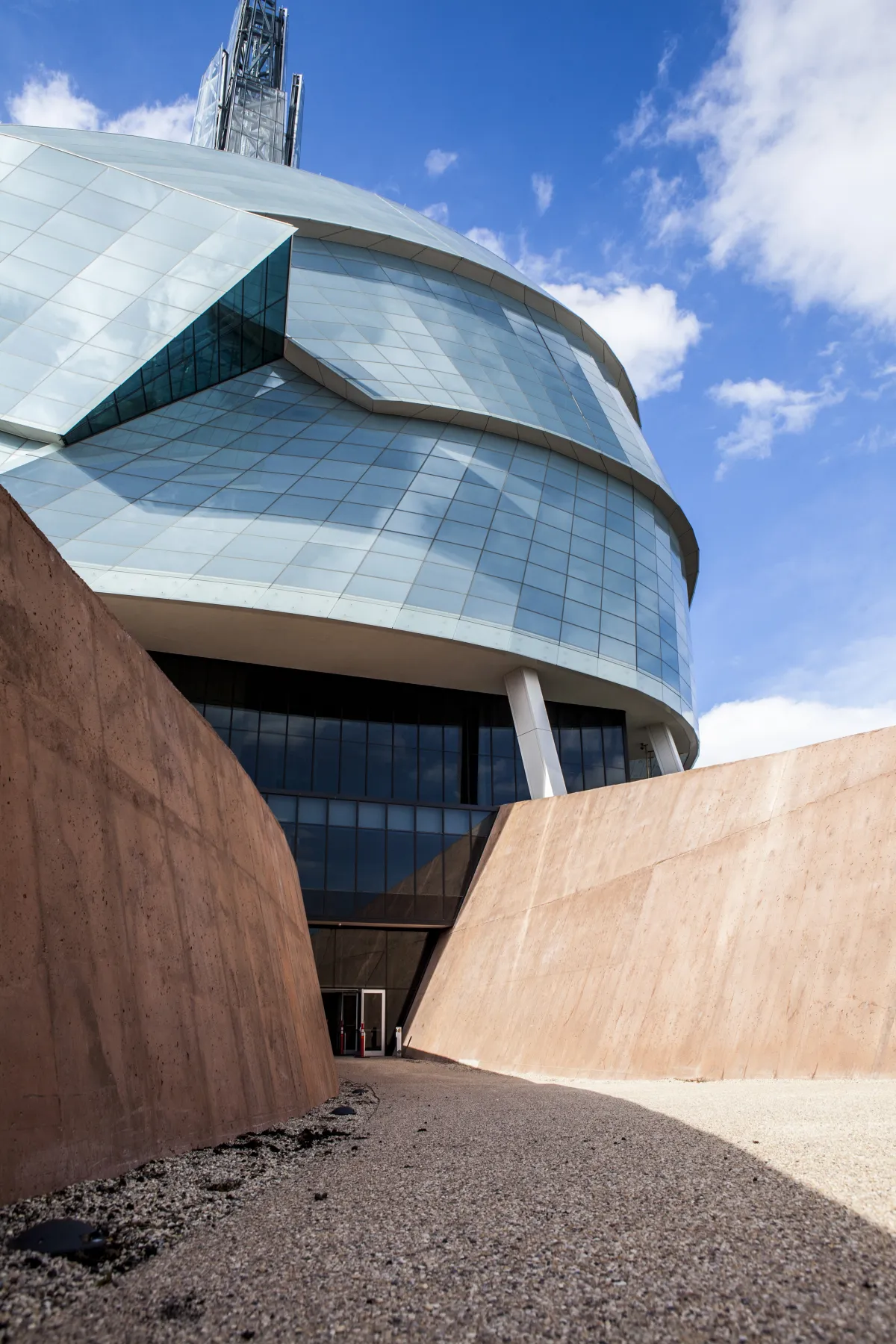 Vue extérieure du musée à un angle ascendant.