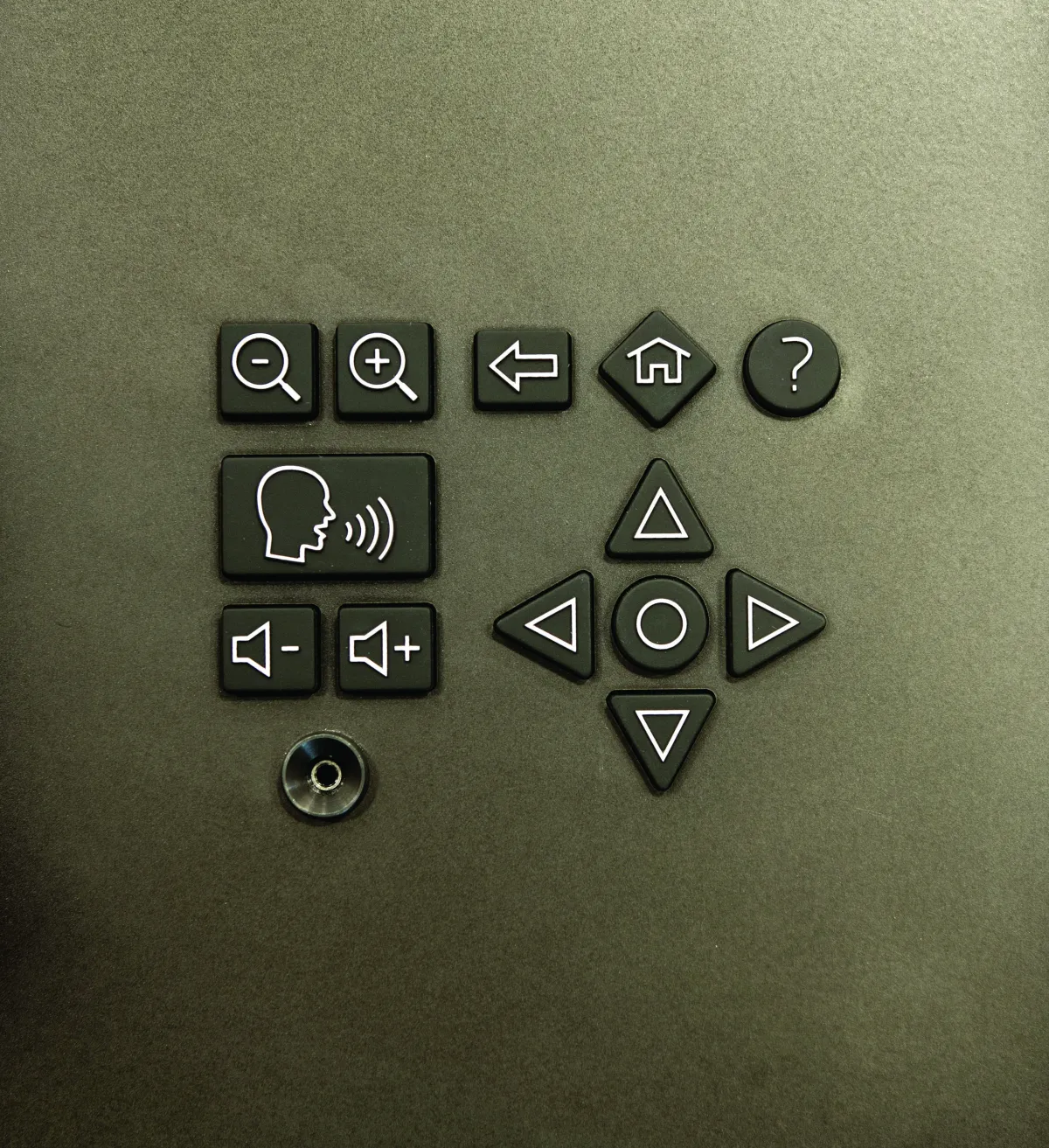 Une prise de type pour écouteurs et un clavier avec des symboles indiquant les commandes de volume, d'agrandissement et de navigation.