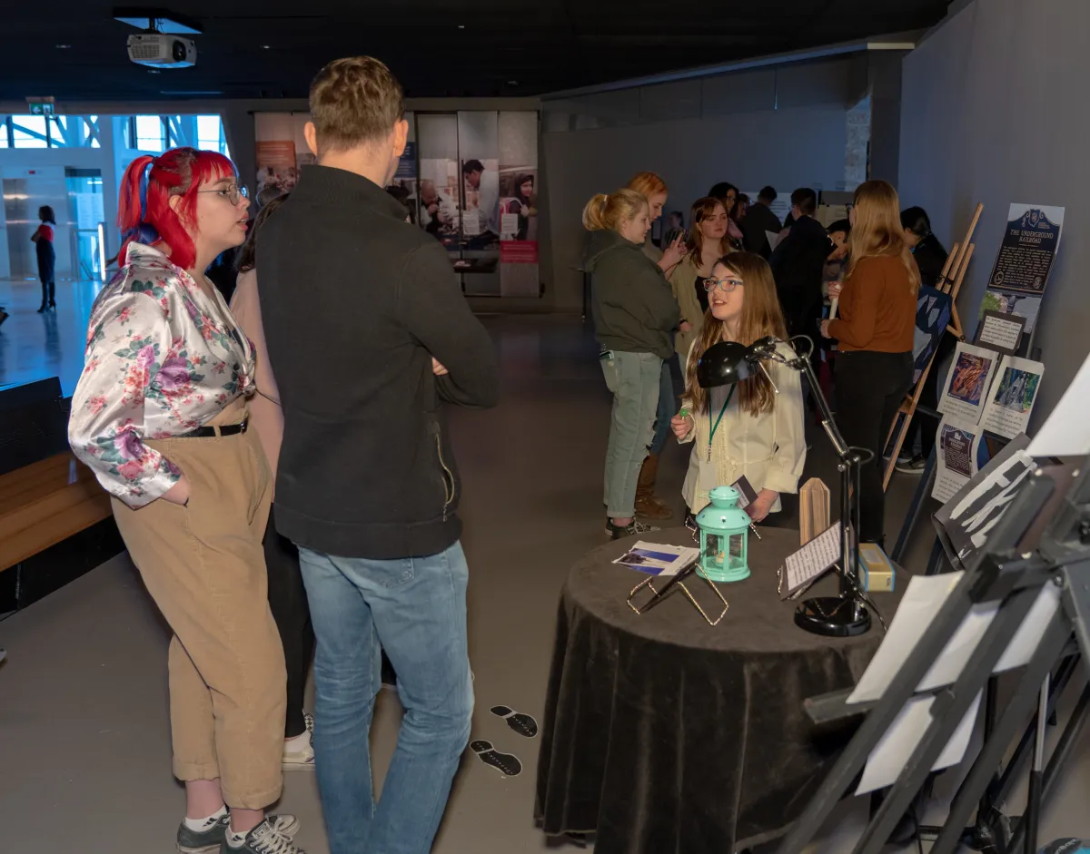Un groupe de personne regardent une installation artistique.
