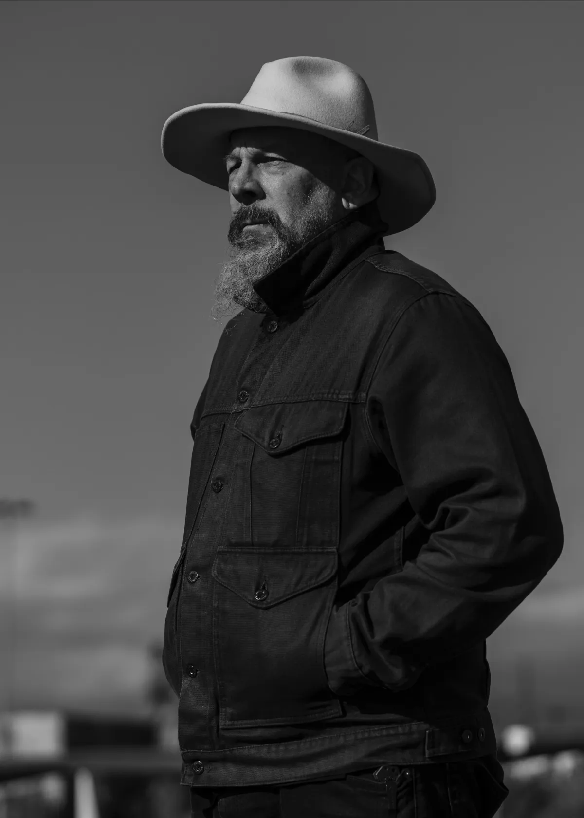 Homme avec un chapeau de cow-boy. Photographié en noir et blanc.