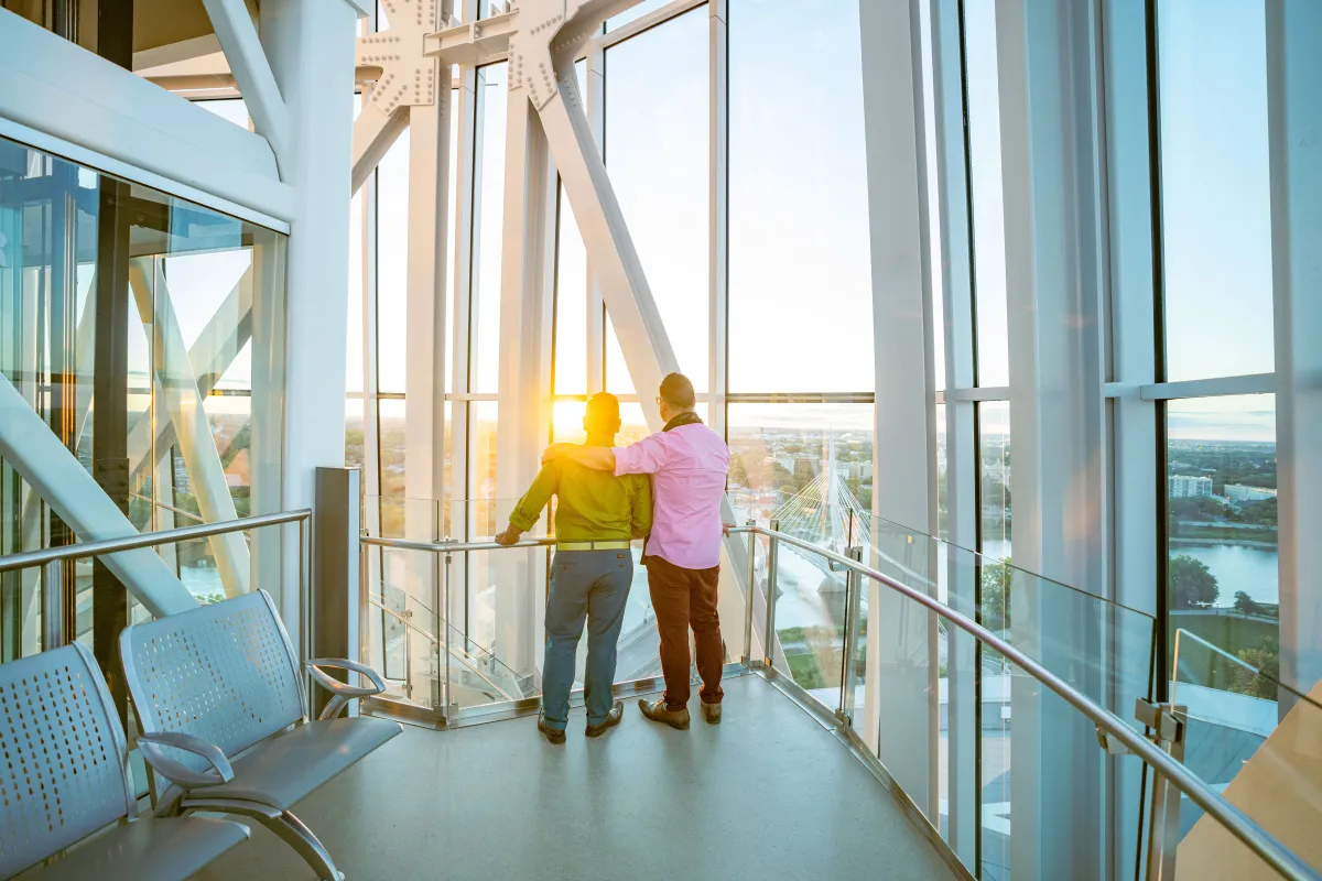 Un couple regardant la vue de la ville depuis la tour.