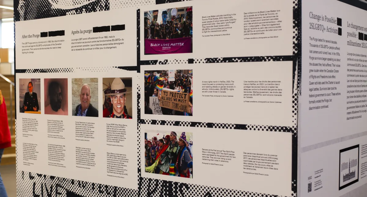 Gros plan sur un cube qui porte, sur un côté, le titre « Après la purge » sous lequel sont disposées quatre photos d’hommes avec, en dessous, des lignes de petit texte. Dans une autre section, trois photos plus grandes sont disposées verticalement. Les images indiquent qu’il s’agit d’une marche de Black Lives Matter Toronto, d’une manifestation de soutien aux enfants transgenres et d’un rassemblement autochtone bispirituel. La deuxième face du cube « Le changement est possible : le militantisme 2ELGBTQ+ ».