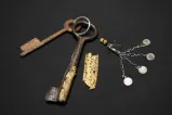 Deux grandes clés passe-partout accompagnées d’une petite note manuscrite et d’un porte-clés.