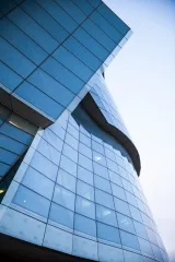 Un gros plan des grands panneaux de verre qui enveloppent la moitié du Musée.