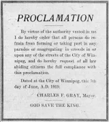 Un document intitulé « PROCLAMATION » et interdisant les défilés et les rassemblements publics. Au bas, il est écrit « CHARLES F. GRAY, Mayor » et « GOD SAVE THE KING ».