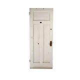 Une porte en bois peinte en blanc.