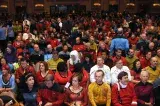 Une grande foule de personnes habillées en costumes de Star Trek.