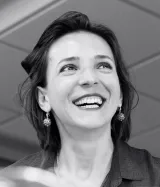 Une femme souriante.