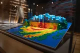 Un modèle Lego représentant les précipitations tombées dans les Caraïbes lors de l’ouragan Irma en 2017. Le modèle est composé de blocs bleus, verts, rouges, orange et jaunes.