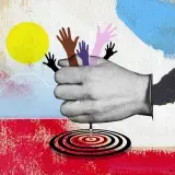 Un collage numérique montrant un gros poing serrant plusieurs bras tendus de différentes couleurs, s’élevant et tentant de s’éloigner. Il martèle une pointe sur une cible située dessous. L’arrière-plan comprend une faible forme de soleil, des zones jaunes et bleues ressemblant à des nuages et une bande de couleur rouge pixélisée.