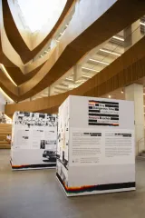  Un grand bâtiment doté d’un vaste espace ouvert, mettant en valeur son architecture et sa conception impressionnantes. Dans cet espace, il y a deux présentoirs d’information autoportants de l’expo-kiosque « Amours cachés » réalisée par le Musée canadien pour les droits de la personne.