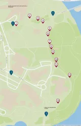 Une carte de La Fourche avec des marqueurs indiquant l’emplacement des œuvres d’art et des kiosques d’information. Des marqueurs rouges portant les numéros de un à treize, indiquant l’emplacement des œuvres d’art, sont placés le long d’un sentier qui part du Musée canadien pour les droits de la personne et se dirige vers le sud en direction du Cercle de célébration Oodena. Quatre bornes bleues indiquant l’emplacement des kiosques d’information sont placées près des entrées de La Fourche.