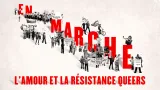 Les mots « En marche » apparaissent en cascade depuis le coin supérieur gauche de l’image jusqu’au coin supérieur droit, en lettres rouges en gras. Autour des lettres, on voit des images de personnes brandissant des affiches de protestation avec des slogans en anglais « Les droits des lesbiennes maintenant », « Fierté gaie », « Égalité d’emploi pour les gais » et « Winnipeg Lesbian Society ». Au bas de l’image figure le sous-titre du film, en caractères rouges gras : « L’amour et la résistance queers ».