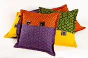 Un tas de coussins recouverts de tissu aux couleurs vives.