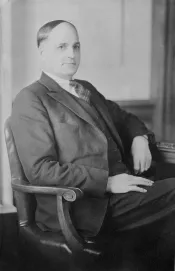 Un homme assis dans un fauteuil.