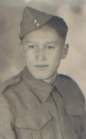 Un jeune homme portant un uniforme militaire.