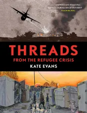 La couverture d’un roman illustré intitulé « Threads From The Refugee Crisis », qui montre une silhouette d’avion et des personnes debout parmi des cabanes.