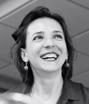 Une femme souriante.