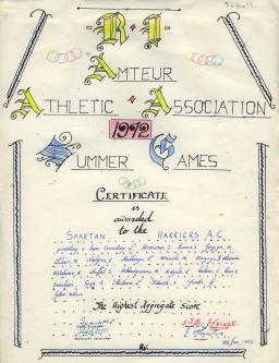 Certificat rédigé à la main en caractères stylisés. Il est écrit surtout à l’encre noire et quelques lettres sont colorées en bleu ou en jaune. Dans le haut du certificat, on peut lire « R.I. Amateur Athletic Association 1972 Summer Games. »